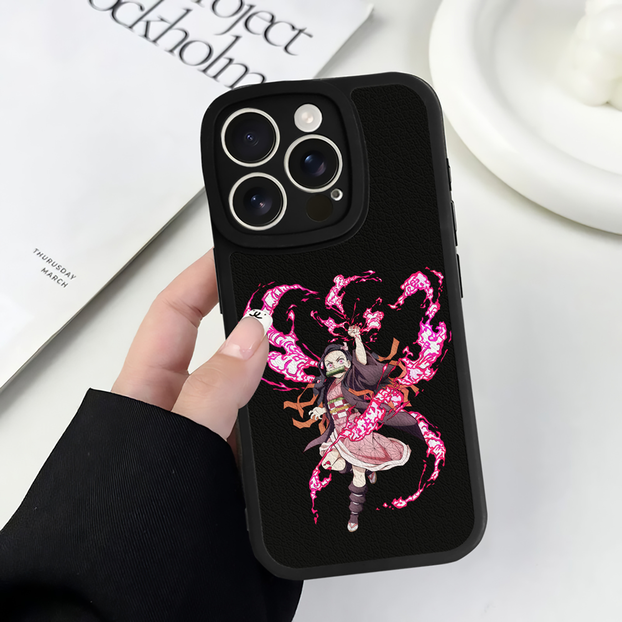 （画像用） 鬼滅の刃（きめつのやいば）竈門 禰󠄀豆子／かまど ねずこ Kamado Nezuko 【iPhone 16シリーズ対応】シリコンスマホケース（レザー調） 材質：シリコン